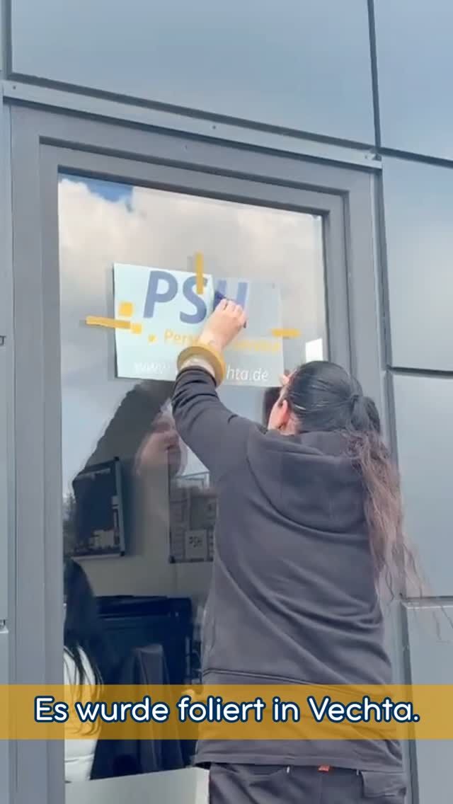 Frisch geklebt! ⏳🔥⁠
⁠
Kleiner Einblick hinter die Kulissen: ⁠
Unser Standort Vechta hat ein Upgrade an der Scheibe bekommen. ⁠
Das neue Logo sitzt perfekt – außen neu, innen gewohnt stark für eure Karriere am Start! 💪💼⁠
⁠
Seid ihr bereit für euren nächsten Schritt? Schaut auf unserer Website vorbei oder kommt direkt vorbei! 🚀⁠
⁠
www.personal-holding.de⁠
⁠
#PSH#NewDesign#VechtaJobs#Jobsuche#Karriere#PersonalService ⁠
⁠